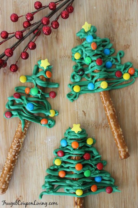 Christmas Tree Pretzel Rods - a holiday food craft on Frugal Coupon Living. #christmas #dessert #foodcraft #holiday #desserts Pretzel Christmas Trees, Chocolate Pretzels Christmas, Pretzel Christmas, Christmas Snack Recipes, Easy Holiday Snacks, Christmas Treats To Make, Kids Food Crafts, Yummy Christmas Treats, Food Christmas