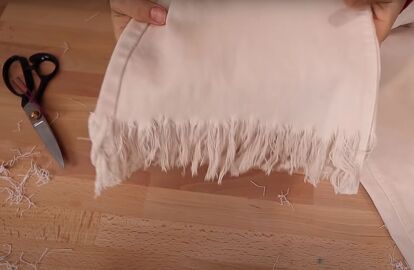 How To Fringe Bottom Of Jeans, Frayed Hem Jeans Diy, How To Fray Jeans, Fraying Jeans, Jeans Makeover, Frayed Jeans Diy, Repurpose Denim, Fringe Bottom Jeans, Diy Distressed Jeans