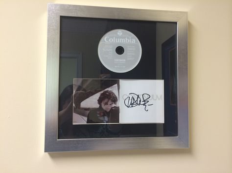 Cool way to frame your old CDs and autographed albums #johnmayer Music Themed Rooms, Cd Display, Cd Poster, Vinyl Record Crafts, Record Crafts, Framed Records, Diy Display, Vinyl Record Wall, Frame Ideas