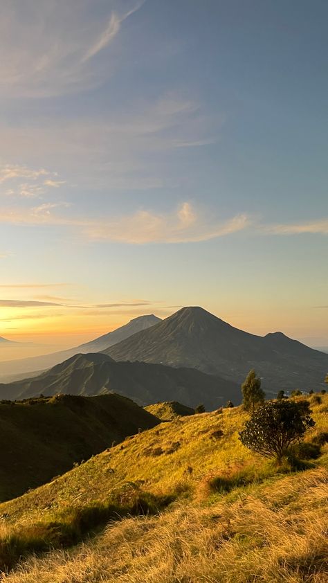 got to breathe that mountain air and disconnect for a bit in our beautiful Prau mountain 💛 Aesthetic Mountain Pictures, Mountain Background Landscape, Prau Mountain, Mountains Background, Groningen Netherlands, Atmospheric Photo, Naruto Eyes, Mountain Vibes, Mountain Aesthetic