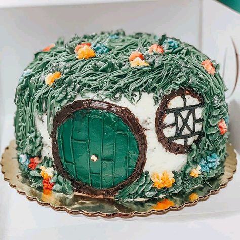 Made by Little Bread Co. in Fayetteville, Arkansas for a groom cake Lord Of The Rings Smash Cake, Hobbit Hole Cake, Lord Of The Rings Cake Birthdays, Lord Of The Rings Cake, Hobbit Cake, Hobbit Birthday, Fantasy Party, Ring Cake, Fayetteville Arkansas