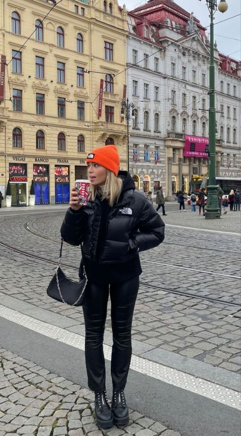 Winter Hypebeast Outfits Women, Womens Fall Jackets 2023, Winter Outfits Black Puffer Jacket, North Face Winter Outfits, North Face Beanie Outfit, The North Face Jackets Women Outfit, The North Face Outfits Street Styles, North Face Jacket Aesthetic, North Face Nuptse Jacket Outfit