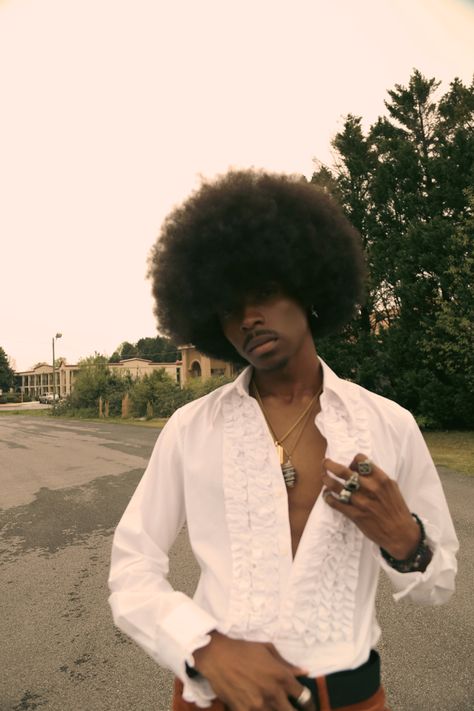 Unique Hairstyles Men, Crosswalk Aesthetic, 1970s Mens Hair, Guy With Afro, 70s Hairstyles Men, Paris Poses, 70s Black Fashion, 70s Afro, Men Afro