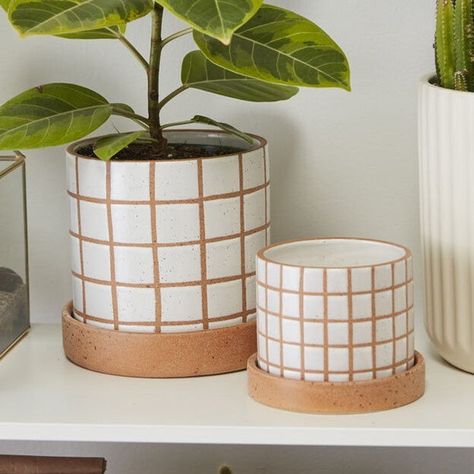 🔦 A mini spotlight on our adorable Grid Line Pot with Saucer Set of 2⁠ spotted here! Tap to shop. #paynesgray Hype Decor, Room With Color, Brown Clay, Plant Shop, Indoor Fun, Ceramic Set, Indoor Plant Pots, Grid Design, Grid Pattern