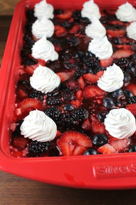 Triple Berry Pretzel Dessert Pretzel Dessert, Strawberry Pretzel Dessert, Pretzel Desserts, Make Ahead Desserts, Jello Recipes, Dessert Toppings, Food Pairings, Perfect Desserts, Dessert Recipe