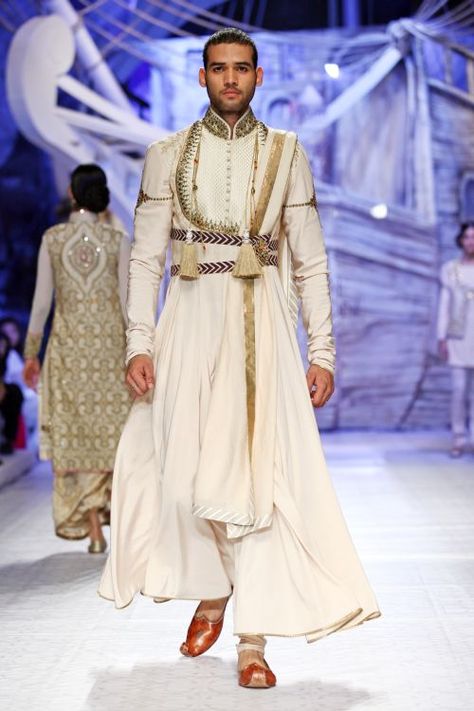 Male Indian Fashion, Indian Fashion For Men, India Fashion Men, भारतीय इतिहास, Jj Valaya, Gender Fluid Fashion, Wedding Outfit Men, Indian Men Fashion, Fashion Week 2018