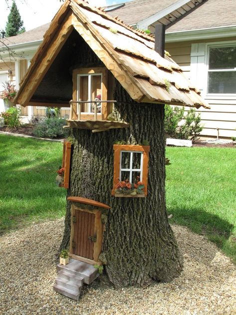 Stump House, Pelan Rumah, Fairy Tree Houses, Fairy House Diy, Fairy Garden Designs, Fairy Tree, Gnome House, Fairy Garden Houses, Garden Deco