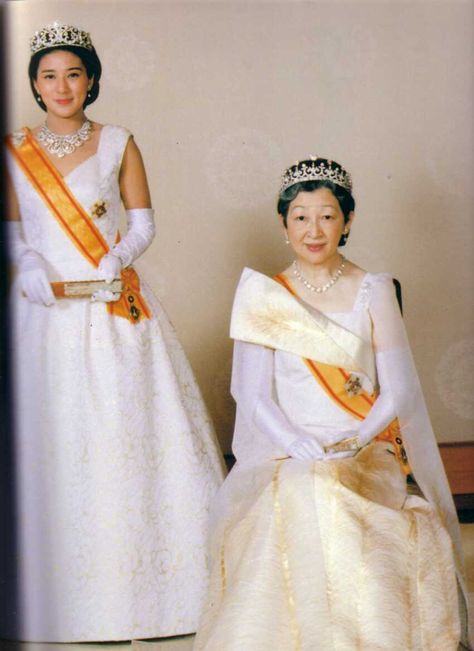 Crown Princess Masako and Empress Michiko (Empress consort) of Japan Royal People, Empress Michiko, Royal Pictures, Japanese Princess, Rainha Elizabeth Ii, Royal Crowns, Style Royal, Royal Tiaras, Princess Wedding Dress