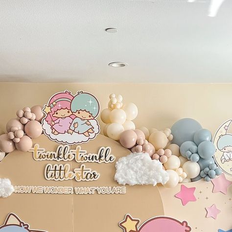 Sanrio Gender Reveal, Little Twin Stars Gender Reveal, Hello Kitty Gender Reveal, Twinstars Sanrio, Twin Baby Shower Ideas Theme, Gender Reveal Theme, Twin Gender Reveal, Gender Reveal Signs, Balloon Artist