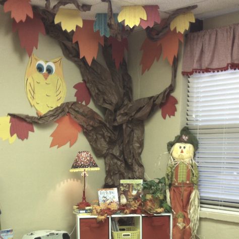 I like this idea...Classroom tree & changing to reflect each season. could be a cute reading nook. Who doesn't like to read under a big oak tree? @Marsha Penner Penner Penner Dyer Perry Non Traditional Wedding Ceremony, Tree Out Of Paper, Coloring Leaves, Classroom Tree, Traditional Wedding Ceremony, Teacher's Desk, Owl Theme Classroom, Owl Classroom, Fall Classroom