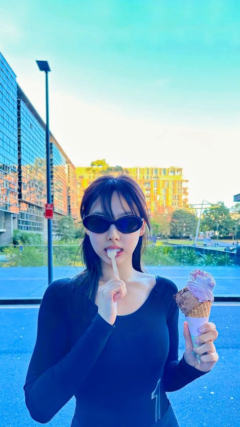 Wallpaper Nayeon, Nayeon Twice Wallpaper, Ice Cream Cute, Twice Wallpaper, Cute Icon, Snapchat Story, Grand Central Terminal, 사진 촬영 포즈, Twice Nayeon