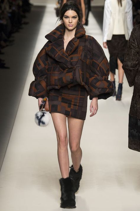 Kendall Jenner in Fendi fall 2015 1980s Fashion Trends, Trend Council, 2015 Trends, Christy Turlington, 1980s Fashion, Fall Coat, 2015 Fashion, Fall 2015, Vogue Paris