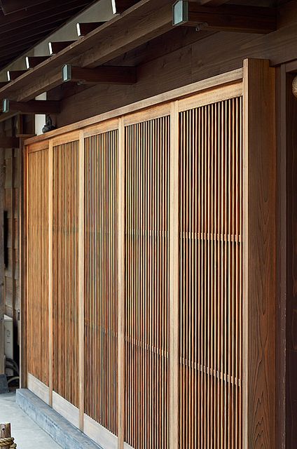 Japanese Front Door, Geek Bedroom, Japanese Sliding Doors, Ideas Armario, Sliding Door Design, Sliding Doors Interior, Tiny Bathrooms, Japanese Interior, Wooden Slats