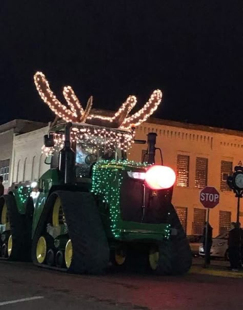 John Deere Tractor Christmas Tree, Tractor Aesthetic, Tractor With Christmas Lights, Holiday Parade Floats, John Deere Wallpaper, Fendt Tractor, John Deere Pictures, Christmas Tractor, Tractor Decor