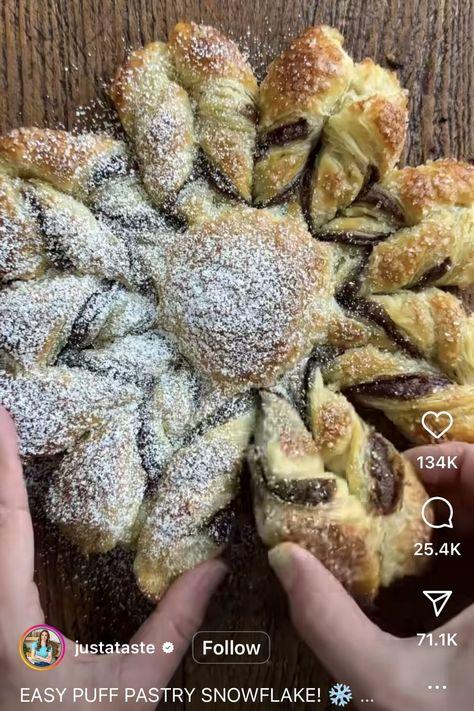 nutella pull apart christmas tree snowflake Pull Apart Christmas Tree, Puff Pastry Christmas Tree, Pastry Christmas Tree, Puff Pastry Christmas, Pastry Christmas, Nutella Puff Pastry, Christmas Tree Food, Puff Pastry Recipe, Star Shaped Cookies