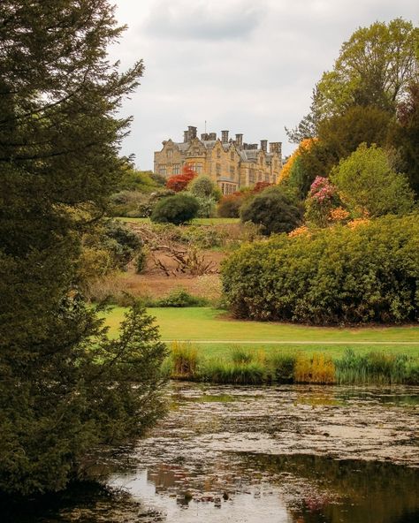 Hidden amidst the enchanting English countryside lies the timeless beauty of Scotney Castle. Nestled in the heart of Kent, this romantic gem whispers tales of love and history through its ancient walls and picturesque gardens 🌹 Scotney Castle, English Countryside, In The Heart, Timeless Beauty, Golf Courses, Of Love, Castle, History, Water