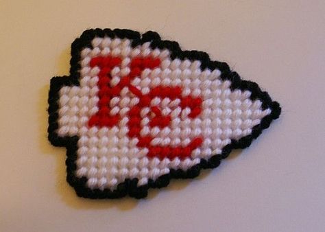 Needlepoint Magnets, Native American Beadwork Earrings, Football Crafts, Native American Beadwork Patterns, Chiefs Logo, Plastic Canvas Coasters, Beaded Earrings Diy, Hama Beads Patterns, Plastic Canvas Patterns Free