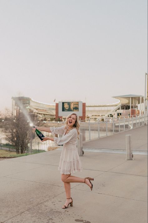 Baylor University Graduation Pictures, Baylor Senior Pictures, Baylor Graduation Pictures, Graduation Shots, University Senior Pictures, Grad Picture Ideas, College Grad Photos, Grad Session, College Graduation Pictures Poses