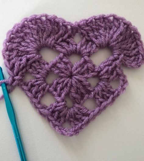 Guide to Granny Crochet: Squares, Circles, Hearts, Stripes and More Crochet Hacks, Crochet Guide, Hearts Crochet, Crochet Granny Stitch, Squares Blanket, Crochet Heart Blanket, Blanket Stitches, Squares Crochet, Awesome Crochet