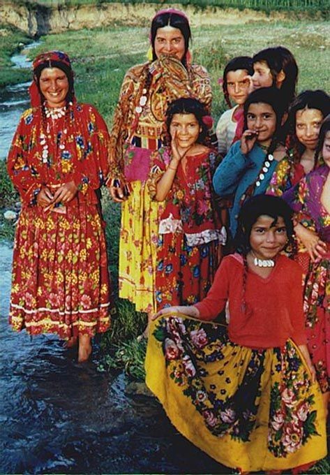 Roma People, Folk Costume, A Group, Traditional Dresses, Traditional Outfits, Caravan, Beautiful People, Indiana, Aura