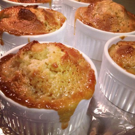 prepare yourself. i’m ’bout to get all pretentious up in here. these little beauties are called pudding chomeur cakes, a traditional quebecois (as in those-who-are-from-quebec, canada) … Maple Pudding, Pudding Chomeur, Baked In Vermont, Maple Cake, Pudding Cakes, Maple Syrup Recipes, Canadian Food, Winter Desserts, Small Desserts