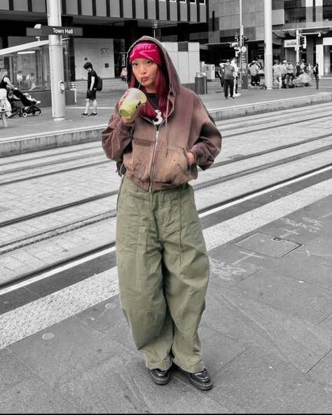 Street girl color : Brown & Khaki 🪴 How about her color? 📸 @fknjeanius 🇦🇺 🧢Hat : arc’teryx 👔Top : gamble world wide 👖Bottom : neidless 👞Shoes : dr.martens ✨ Let’s focus on the brown & khaki color combo for a moment ▫️Hoodie & Pants Wearing the “Gamble Worldwide” brown washed zipped hoodie and “Neidless” khaki baggy pants, I created today’s color combination, giving off a cozy yet unique vibe ▫️Beanie & Boots Adding the “Arc’teryx” wine beanie to elevate today’s outfit atmosphere, and ... Brown Beanie Outfit, Huge Clothes, Activewear Photoshoot, Brown Beanie, Beanie Outfit, Street Girl, Outfit Hoodie, Brown Zip Ups, Outfits Streetwear