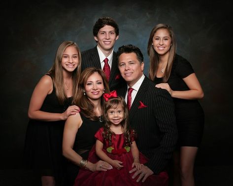 Photography Family Studio, Large Family Poses, Studio Family Portraits, Family Photo Studio, Family Studio Photography, Family Photoshoot Poses, Family Portrait Poses, Family Photoshoot Outfits, Family Picture Poses