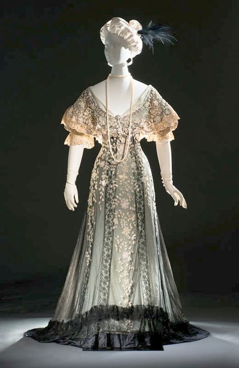 ca. 1907 Callot Soeurs evening dress worn by Consuelo Vanderbilt, Duchess of Marlborough Consuelo Vanderbilt, Callot Soeurs, Evening Wear Dresses, 1900s Fashion, Historic Fashion, Robes Vintage, 파티 드레스, Edwardian Dress, Silk Tulle