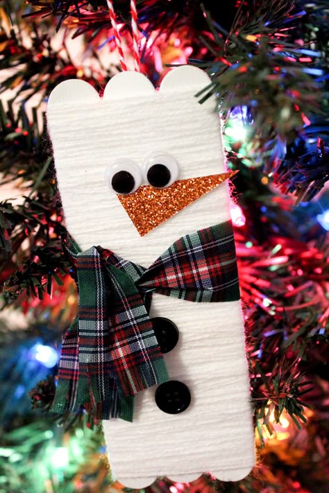 Snowman Diy Ornaments, Popsicle Stick Ornaments Diy, Craft Stick Christmas Crafts, Popsicle Stick Crafts For Christmas, Winter Crafts For Seniors, Paint Stick Snowman Craft, Christmas Crafts For Older Kids, Snowman Crafts For Kids, Popsicle Snowman Ornament