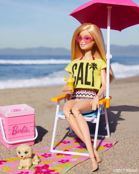 @barbie “Happy August! ☀️ How do you like to spend a warm summer day outdoors? Shop the #Barbie Picnic…” Barbie Picnic, Barbie Tumblr, Barbies Pics, Barbie Summer, Barbie Sets, Diy Barbie Clothes, Barbie Dolls Diy, Barbie Fashionista Dolls, Barbie Model