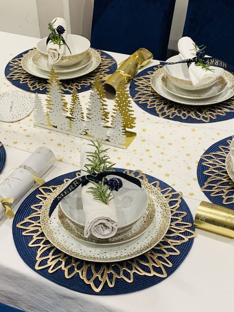 Blue And Gold Christmas Dining Table Decor, Navy Blue Christmas Table Settings, Blue And Gold Dining Room Table Settings, Blue And Gold Christmas Table Decor, Navy And Gold Christmas Table, Blue Christmas Table Decor, Blue Christmas Table Setting, Christmas Table Settings Ideas, Gardening Table