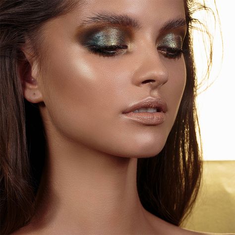 Natasha Denona Gold Eyeshadow Palette Make Up Verde, Gold Eyeshadow Palette, Gold Eye Makeup, Blending Eyeshadow, Gold Palette, Eye Makeup Steps, Gold Eyeshadow, Natasha Denona, Eye Makeup Art