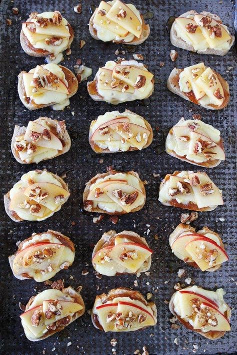 Baguette slices topped with apple butter, brie, apple slices, candied pecans, and honey. This easy appetizer is perfect for holiday parties! Appetizers Brie, Apple Brie, Apple And Honey, Crostini Appetizers, Crostini Recipes, Party Food Ideas, Holiday Party Foods, Appetizer Bites, Holiday Menus