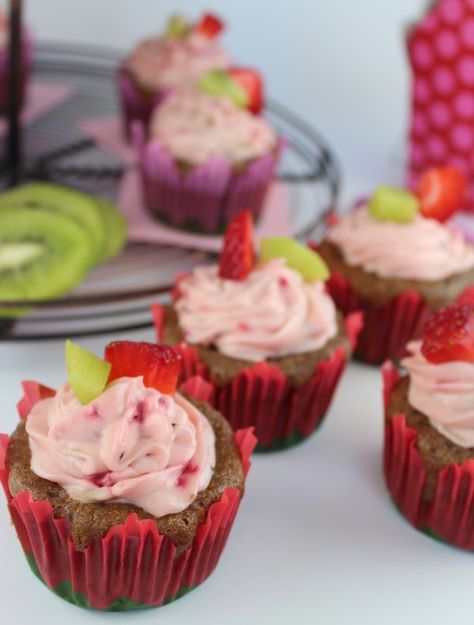 Strawberry Kiwi Cupcake Recipe with Creamy Strawberry Kiwi Frosting Kiwi Frosting, Kiwi Cupcakes, Cupcake Recipes Unique, Drinks Juice, Kiwi Strawberry, Child Nutrition, Unique Cupcakes, Cleanse Detox, Strawberry Cookies