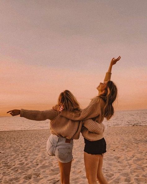 Sister Beach Pictures, Friend Beach Poses, Beach Poses With Friends, Cute Beach Pictures, Sisters Photoshoot Poses, Sister Poses, Beach Instagram Pictures, Friendship Photoshoot, Sisters Photoshoot