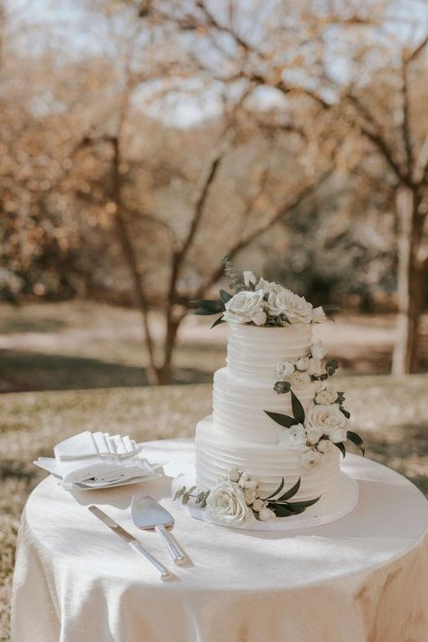 Wedding Cake Horizontal Lines, Wedding Cake 3 Separate Tiers, 3 Tier Wedding Cake Ideas Elegant, Minimalist White Wedding Cake, White Green And Gold Wedding, Wedding Cake Classic, Plain Wedding Cakes, Wedding Cake Minimalist, Minimalist Elopement