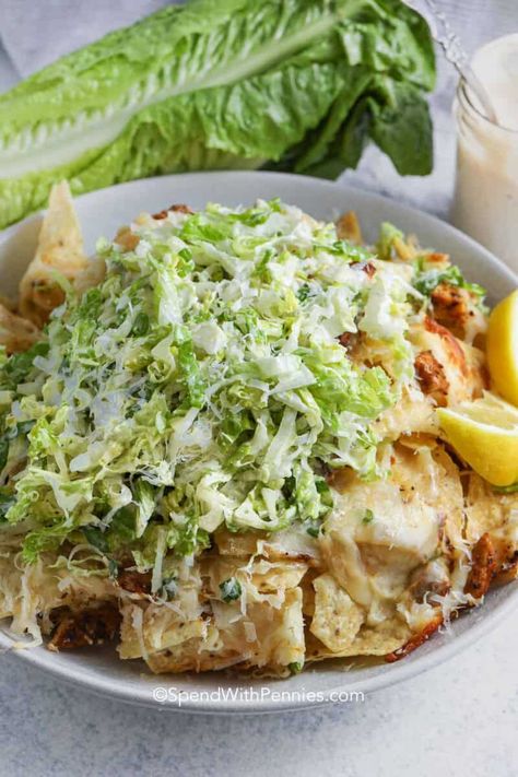 Chicken Caesar Salad Nachos Chicken Caesar Salad Nachos, Chicken Caesar Nachos, Easy Summer Chicken Dinners, Chicken Caesar Salad Sandwich, Nachos Ideas, Chili Nachos Recipe, Salad Nachos, Classic Nachos, Recipe Tortilla