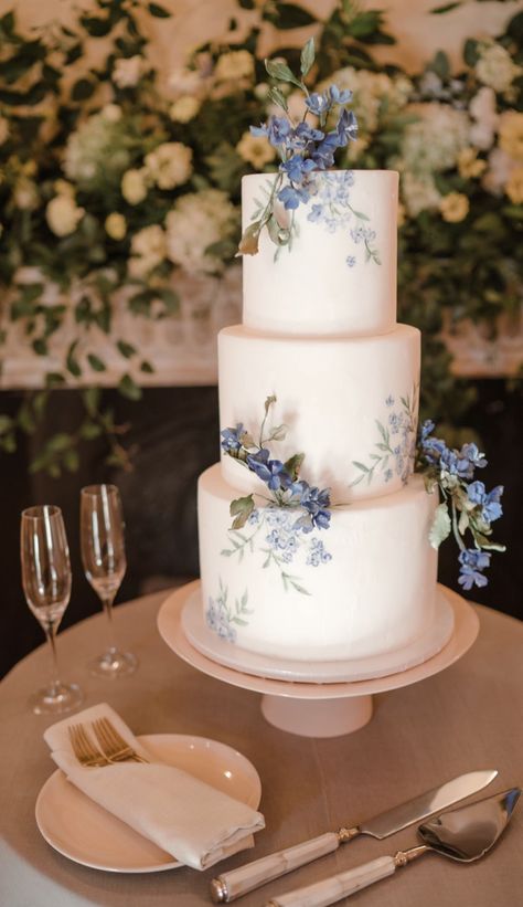 Wedding Cake Designs Two Tier, Korean Wedding Cake, Korean Wedding Decorations, Asian Wedding Cake, Wedding Cake Designs Blue, Wedding Cake Dusty Blue, Baking Design, Wedding Cake Simple Elegant, Extravagant Wedding Cakes