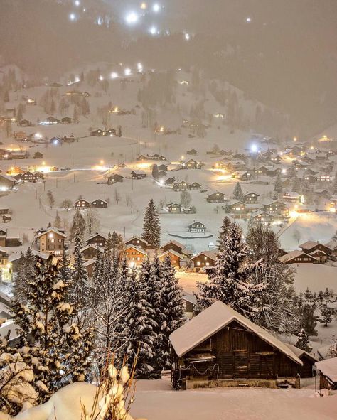 Winter night in Switzerland looks like something out of a christmas movie. Holidays Aesthetic, Switzerland In Winter, Christmas Sleepover, Winters Tafereel, Grindelwald Switzerland, Peisaj Urban, Fotografi Kota, Winter Szenen, Golden Life