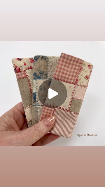 Suzanne Beattie on Instagram: "Follow me as I make some new vintage style mini patchwork quilts … both quilts and matching pillows available in my Etsy shop now 😊🙋🏼‍♀️#miniatures
#miniaturesofinstagram
#dollhouse
#dollhouseaccessories#miniaturist
#puppenhaus #dockhus#dollshouse #dollhouseminiatures #dollhousedecor #moderndollhouse#1inchscale#dollhousetherapy#maisondepoupee#poppenhuis#dollhousereno#miniature#miniaturehouse#stylingmydollhouse #12thscale #oneinchscale#tinythings#miniatura#dollhousefurniture#dukkehus#dollhousesofinstagram#modernpoppenhuis #casademunecas #quiltsofinstagram #quiltersofinstagram" Mini Patchwork, Modern Dollhouse, Dollhouse Decor, Dollhouse Accessories, Patchwork Quilts, New Vintage, Dollhouse Miniatures, Doll House, Vintage Style