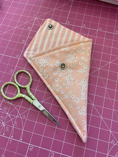 Fabric Scissor Holder Pattern, Scissor Keeper Pattern Free, Scissors Pouch Pattern, Sewing Scissors Case, Scissor Keeper Pattern, Diy Scissor Case, Scissor Pouch Pattern Free, Quick And Easy Sewing Projects, Needle Holder Pattern