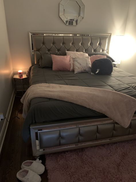 Simple Boujie Bedroom, Cute Beds For Teenagers Luxe, Cute Rooms Baddie, Badazzel Bed, Boujee Bedroom Ideas, Aesthetics Bedroom, Black Glam Bed Set, Black Sparkly Bed Set, Wallpaper Bedroom Aesthetic