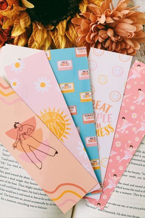 Harry Styles Bookmarks, Themed Bookmarks, Harry Styles Lockscreen, Harry Style, Diy Best Friend Gifts, Harry Styles Fine Line, Creative Bookmarks, Bookmark Craft, Magnetic Bookmarks