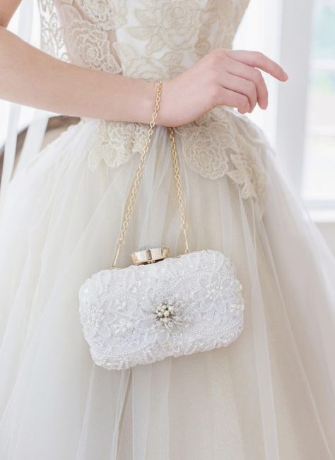 Style Up! 17 Gorgeous Bridal Clutches We Love! - Praise Wedding Cathedral Length Wedding Dress, Bridal Traditions, Bridal Clutches, Wedding Wedges, Bridal Theme, Bride Bag, Free Wedding Printables, Bridal Bag, Inexpensive Wedding