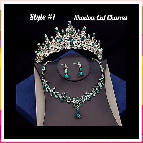 A jewelry set that combines classic and modern styles, now available on Amazon. Crown Emerald, Emerald Green Quinceanera Theme, Necklace With Green Stones, Green Quinceanera Theme, Emerald Tiara, Emerald Green Jewelry, Collar Verde, Tiara Necklace, Quinceanera Jewelry