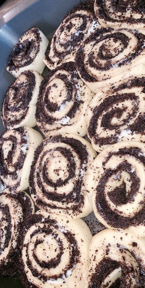 Oreo Cinnamon Rolls, Cookies And Cream Cinnamon Rolls, Oreo Cinnamon Rolls Pillsbury, Cinnamon Rolls Oreo, S’mores Cinnamon Rolls, Donut Shop Cinnamon Rolls, Instagram Cinnamon Rolls, Chocolate Cake Designs, Cinnamon Rolls Easy