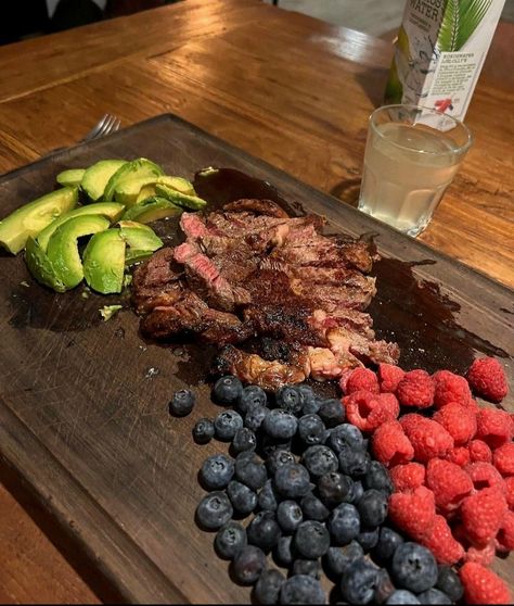 Steak Board, Meat And Fruit Diet, Animal Based Snacks, Carnivore Breakfast, Primal Diet Recipes, Real Food Diet, Healthy High Protein Meals, Healthy Food Inspiration, Whole Food Diet