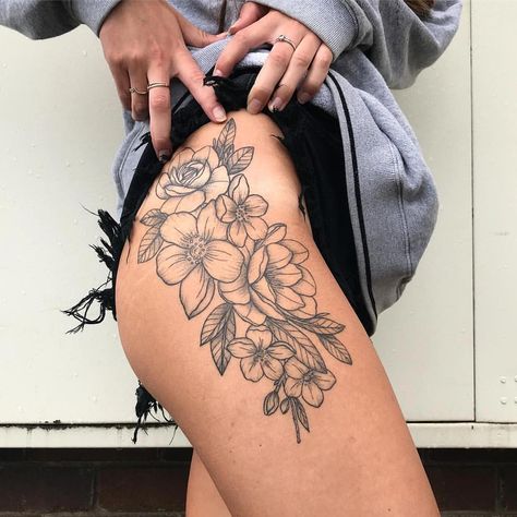 #Mujerestatuadascadera Flower Leg Tattoos, Places To Get Tattoos, Floral Thigh Tattoos, Hip Tattoos Women, 4 Tattoo, Tattoos Geometric, Flower Tattoo Sleeve, Magnolia Flowers, Floral Tattoo Design