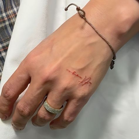 Red Tattoo Hand, Minimal Tattoo Hand, Fine Line Red Tattoo, Hand Tattoos Red, Hailey Bieber Tattoo, Red Hand Tattoo, Small Red Tattoo, Tattoo Dainty, Dainty Tattoo