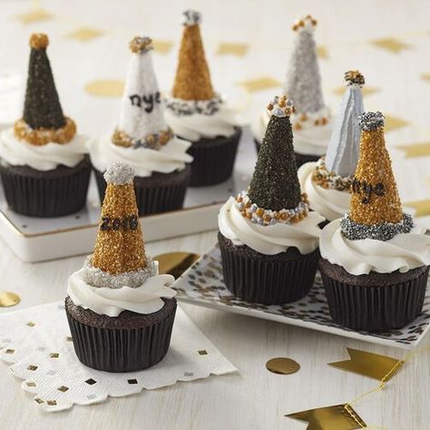 13 New Year’s Eve Desserts Nye Desserts, New Year Cake Designs, Silvester Snacks, New Years Eve Dessert, New Year's Cupcakes, Hat Cupcakes, New Year's Eve Appetizers, New Year's Desserts, New Years Cookies